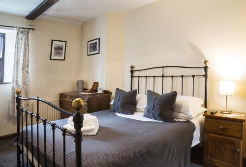 卡特梅尔卡文迪什阿姆斯酒店的一间卧室配有带枕头的床