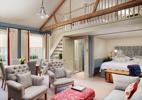 伦敦The Pelham London - Starhotels Collezione的一间带大床和楼梯的卧室