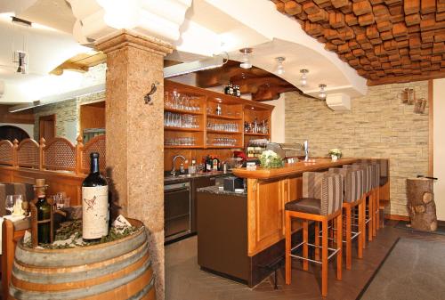 富尔普梅斯科罗斯巴彻尔公寓酒店的品酒室,酒吧提供葡萄酒瓶