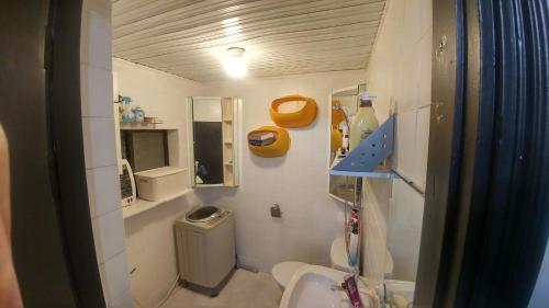 大田西大田达尔比特旅馆的一间带卫生间和水槽的小浴室