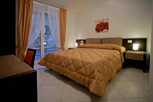 韦内雷港盖币艾尼I酒店的一间卧室设有一张大床和一个窗户。