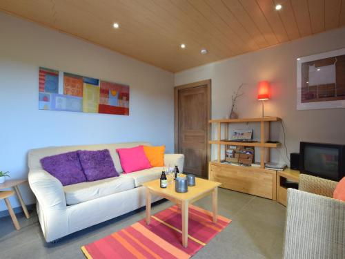 巴斯托涅格兰斯普利斯度假屋的客厅配有白色的沙发和桌子