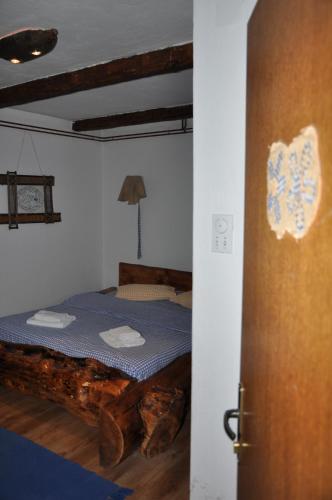 RaškaInn Cakmara的一间卧室配有一张蓝色床垫。
