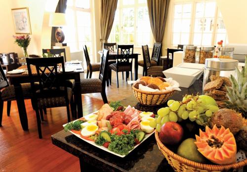 德班Sica's Guest House Musgrave的一张桌子,上面有水果和蔬菜篮
