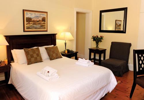 德班Sica's Guest House Musgrave的酒店客房,配有带毛巾的床