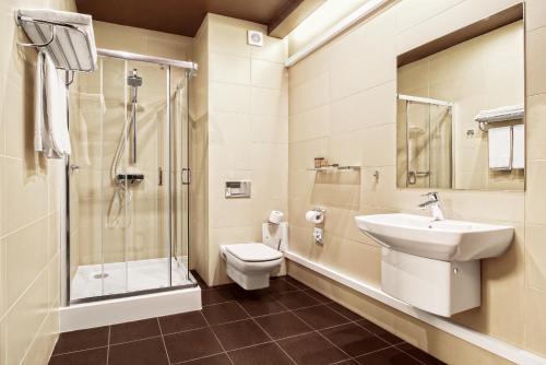 卢布林宜兰酒店的浴室配有卫生间、盥洗盆和淋浴。