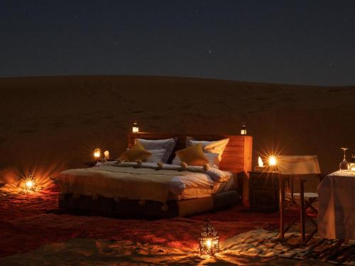 Nubia Luxury Camp Erg Chegaga客房内的一张或多张床位