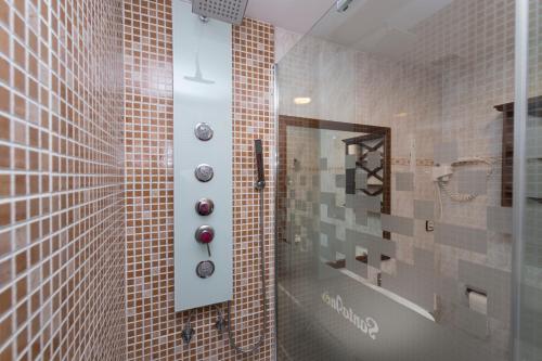 比努埃萨圣伊内斯乡村酒店 的浴室设有棕色瓷砖和淋浴。