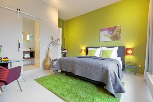阿姆斯特丹东梦住宿加早餐旅馆的一间卧室设有一张床和绿色的墙壁
