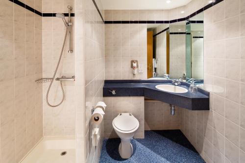 普雷斯顿宜必思普雷斯顿北区酒店的浴室配有卫生间、盥洗盆和淋浴。