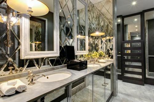 伦敦The Franklin London - Starhotels Collezione的浴室设有2个水槽和2面镜子