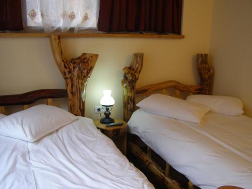卡夫尼克El Stefano Srl的一间卧室设有两张床和一张桌子上的台灯。
