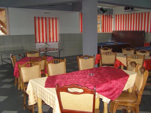 卡夫尼克El Stefano Srl的一间用餐室,配有红色的桌子和椅子