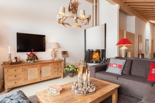 采尔马特Vrony Apartments by Hotel Walliserhof Zermatt的带沙发和电视的客厅