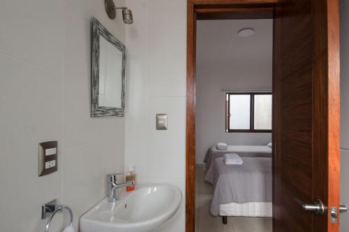 瓦哈卡市Comala Bed & Breakfast的一间带水槽和镜子的浴室