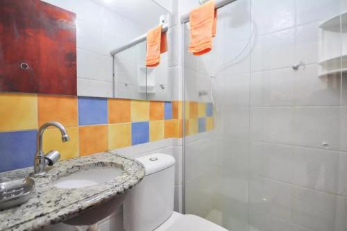嘎林海斯港Merepe Residencial的浴室配有卫生间、盥洗盆和淋浴。