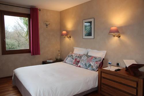 利莫内圣安德烈住宿加早餐旅馆的卧室设有一张白色大床和一扇窗户。