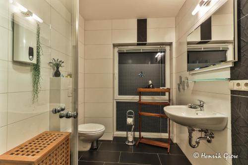 Ferienhaus an der Brunnenaue 4 Sterne zertifiziert kostenlos Wlan & Netflix的一间浴室