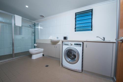 达尔文达尔文热带俱乐部度假酒店的一间带洗衣机和卫生间的浴室