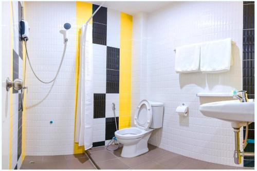 Khlungโรงแรมแอมไอม่อน - Am Amoonds Hotel的一间带卫生间和水槽的浴室