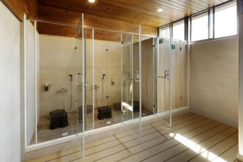 大同区栖兰山庄 的带淋浴的浴室(带玻璃墙)