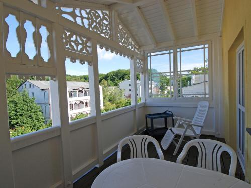 奥斯赛拜-塞林Villa Freya - Apt. 06的阳台配有桌椅和窗户。
