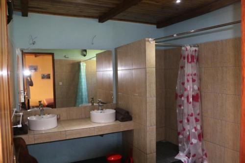迭戈苏瓦雷斯Hotel De La Baie的一间带两个盥洗盆和大镜子的浴室