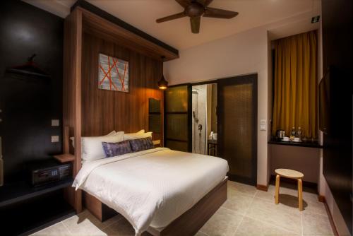 吉隆坡二十八B酒店的一间卧室配有一张床和吊扇