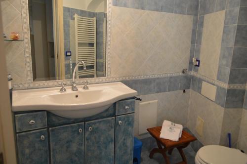 波西塔诺La Casarella Apartment Positano的一间带水槽和卫生间的浴室