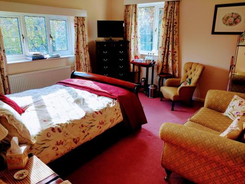 约克格卢屋住宿加早餐旅馆的一间卧室配有一张床、一把椅子和窗户。