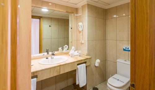 拉克鲁斯Hotel Blue Sea Interpalace的一间带水槽、卫生间和镜子的浴室