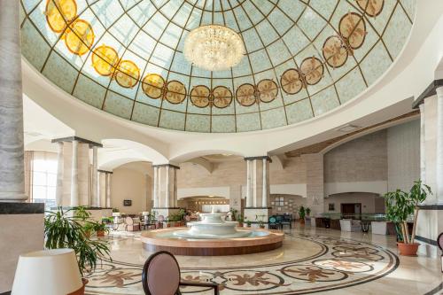 拉瑞梅拉斯拉拉酒店的大堂设有大型玻璃天花板和喷泉