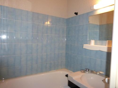 勒索兹ZENITH 2017的蓝色瓷砖浴室设有浴缸和水槽