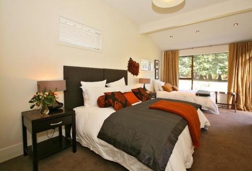 卡德罗纳瓦奥劳家园酒店的一间卧室设有一张大床和一个窗户。