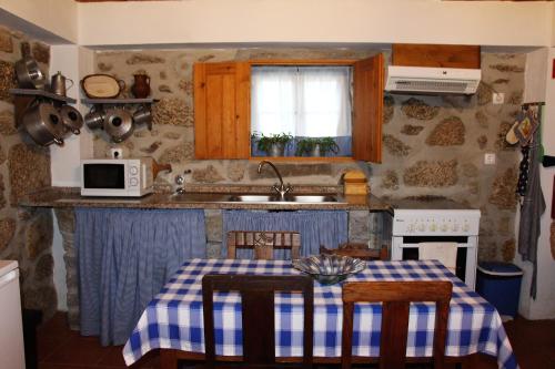 塞亚Casa d'avó Maria的厨房配有一张带蓝白桌布的桌子