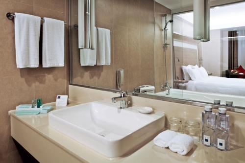 深圳深圳万德诺富特酒店的一间带水槽和大镜子的浴室