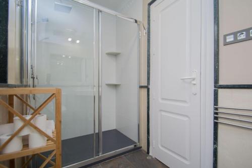 格拉纳达Apartamento Recogidas 39的一间房间里带玻璃门的淋浴