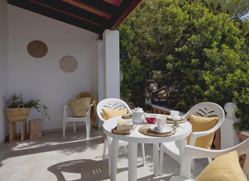 米乔尔海滩Viviendas Los Olivos - Formentera Break的庭院里的白色桌椅