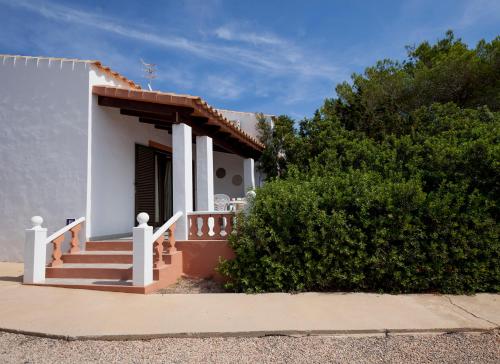 米乔尔海滩Viviendas Los Olivos - Formentera Break的白色的小房子,设有门廊和楼梯