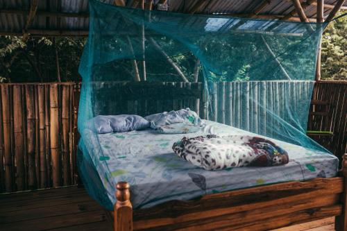 OmetepeFinca La Magia的帐篷内的一张床位,上面有两个枕头