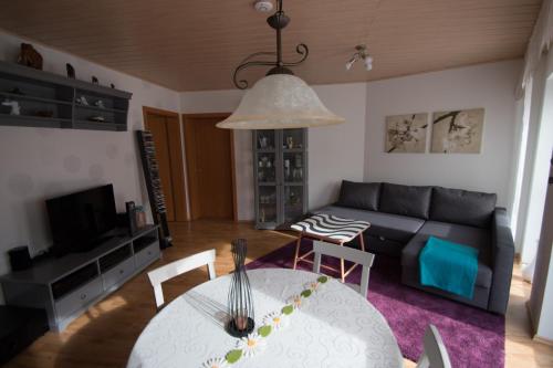 Allendorf an der LumdaFerienwohnung Helbig的客厅配有沙发和桌子