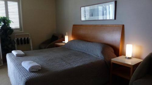 金斯克里福盐滩2302公寓的一间卧室配有一张带两张蜡烛的床。