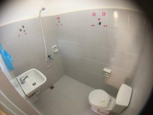 邦劳铭哲公寓的一间带卫生间和水槽的小浴室