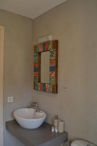 Kastríon卡吕普索公寓酒店 的浴室设有水槽和墙上的镜子