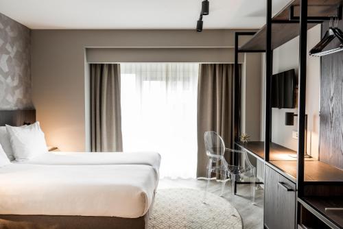 埃因霍温桑顿埃因霍温中心酒店的酒店客房设有一张床和一个大窗户