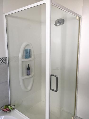 芒格努伊山Victoria Road B&B的浴室里设有玻璃门淋浴