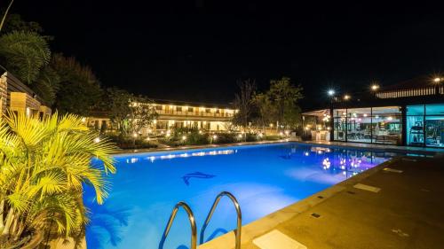 黎府AU广场酒店的夜间大型蓝色游泳池