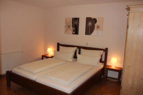 鲁斯特吉瑞尔酒店的一间卧室配有一张带两张台灯的床铺。