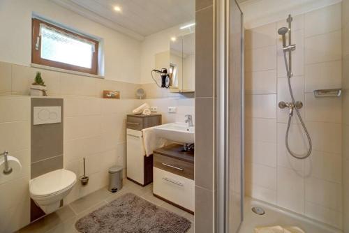 韦格沙伊德Ferienwohnung Familie Resch的带淋浴、卫生间和盥洗盆的浴室