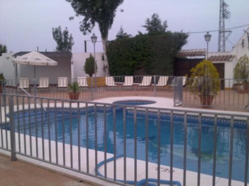 阿拉梅达何塞艾尔腾普兰尼洛旅馆的游泳池周围设有围栏